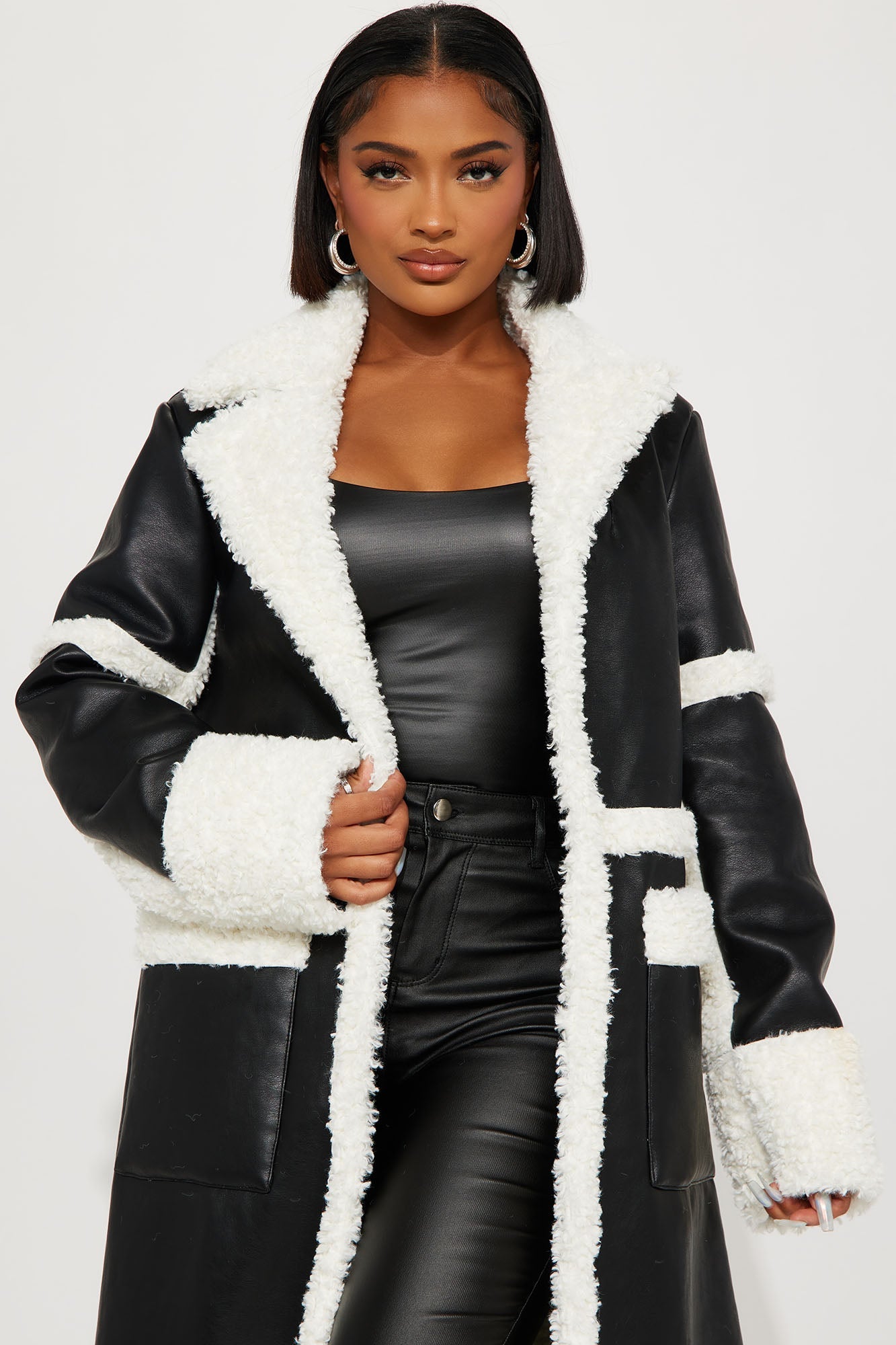 https://cdn.shopify.com/s/files/1/0293/9277/files/08-28-23Studio6_TH_AP_11-51-27_19_SK1094_Black_30173_CM.jpg?v=1704331721