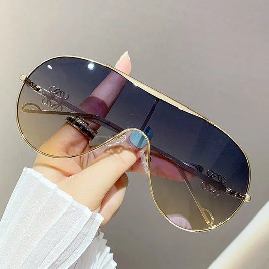 Gradient Aviator Sunglasses for Stylish Eye Protection.