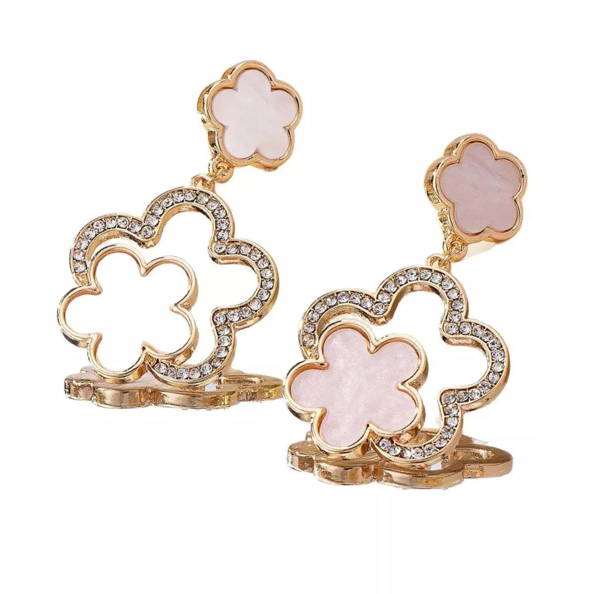 Lucky Clover Dangle Earrings with Rhinestone AccentsPieces:1-pair
Material:18K Gold-Plated,Resin,Zinc alloy,Rhinestone
Care instructions:Avoid wearing during exercise, as sweat will react with the jewelry to produce sLucky Clover Dangle Earrings
