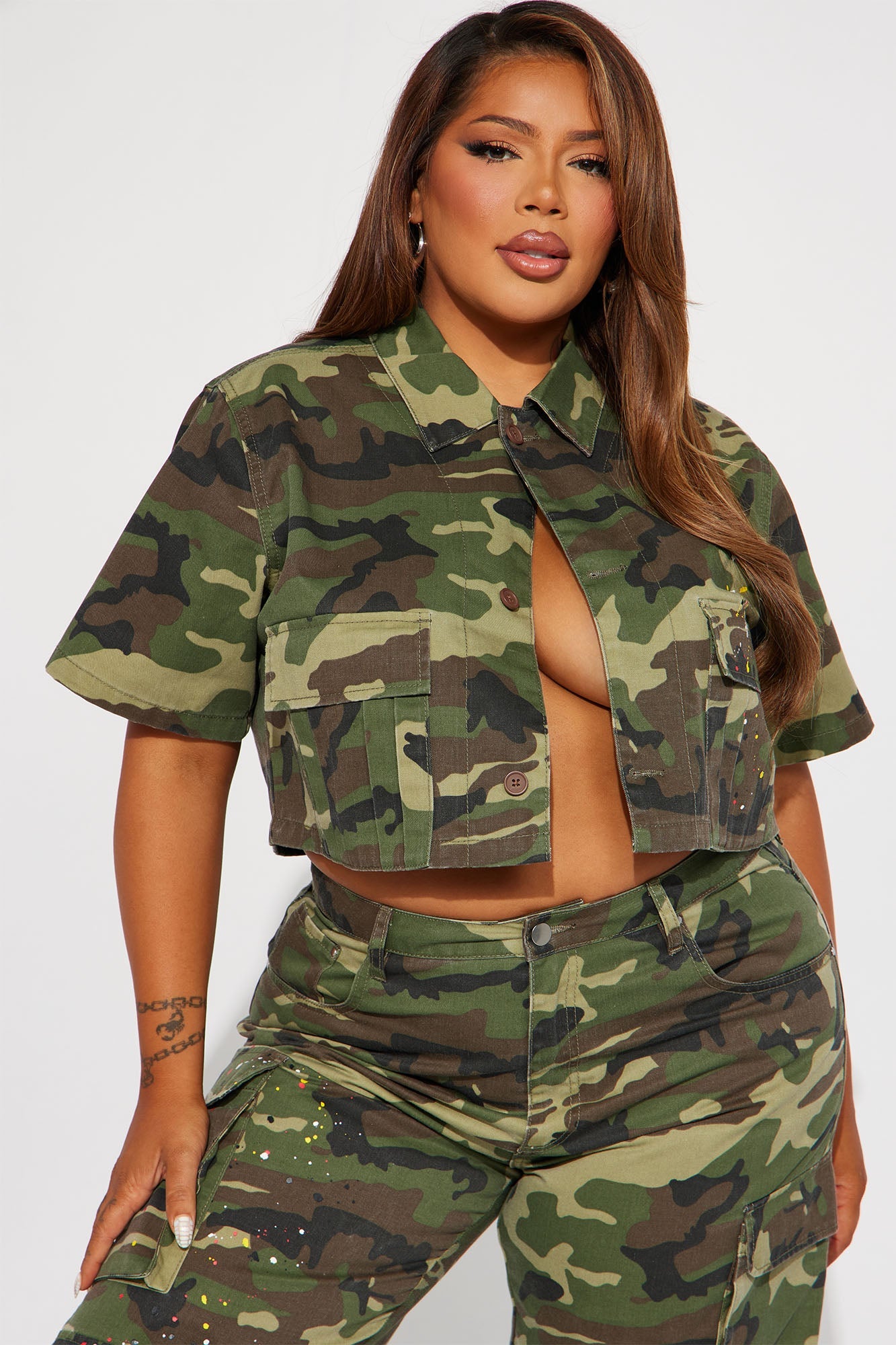 https://cdn.shopify.com/s/files/1/0293/9277/files/08-09-23Studio4_TH_IM_10-30-45_7_ZDDN9023T_Olivecombo_6553_PLUS_DQ.jpg?v=1692137829