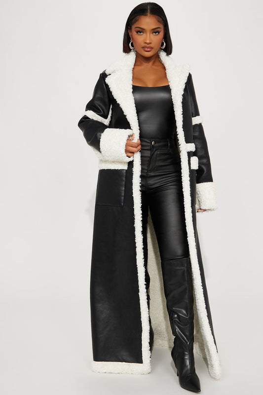 https://cdn.shopify.com/s/files/1/0293/9277/files/08-28-23Studio6_TH_AP_11-51-34_19_SK1094_Black_30175_CM.jpg?v=1704331721