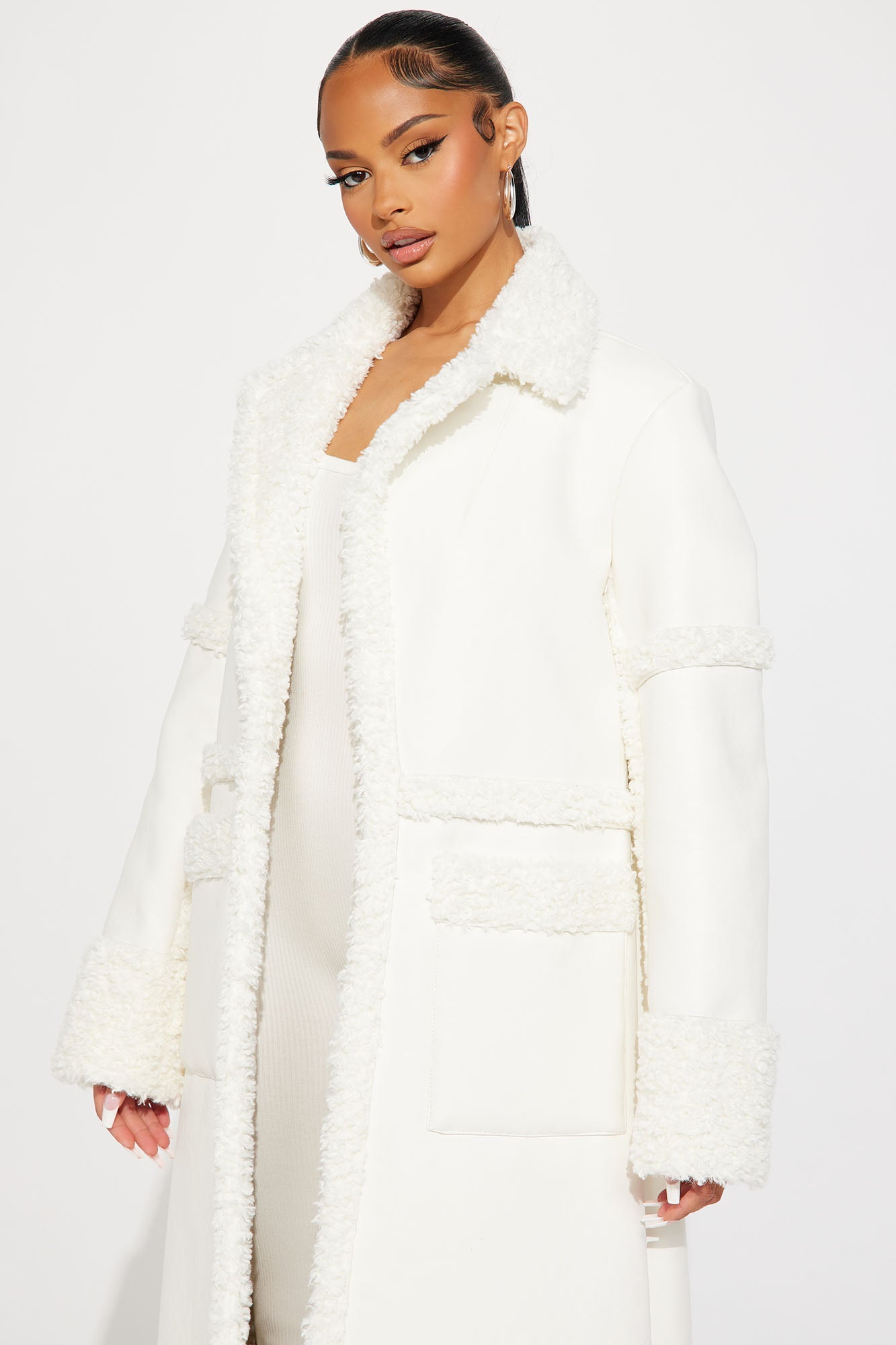https://cdn.shopify.com/s/files/1/0293/9277/files/08-30-23Studio1_TH_PC_11-48-08_12_SK1094_White_R_26169_SG.jpg?v=1704324263