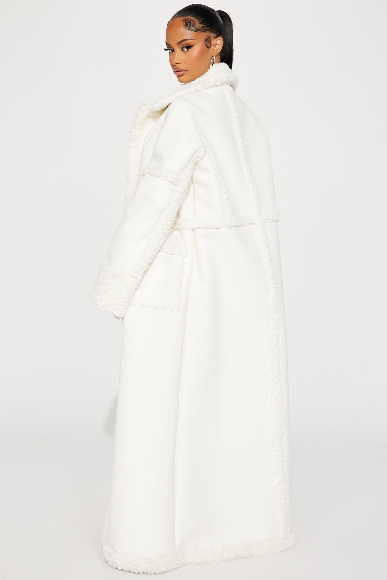 https://cdn.shopify.com/s/files/1/0293/9277/files/08-30-23Studio1_TH_PC_11-48-08_12_SK1094_White_R_26173_SG.jpg?v=1704324263