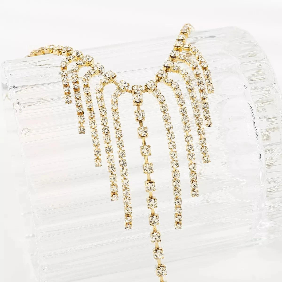 Rhinestone Fringe Hand Chain BraceletPieces:1-piece
Material:18K Gold-Plated,Iron,Rhinestone,Silver-plated
Care instructions:Avoid wearing during exercise, as sweat will react with the jewelry to producRhinestone Fringe Hand Chain
