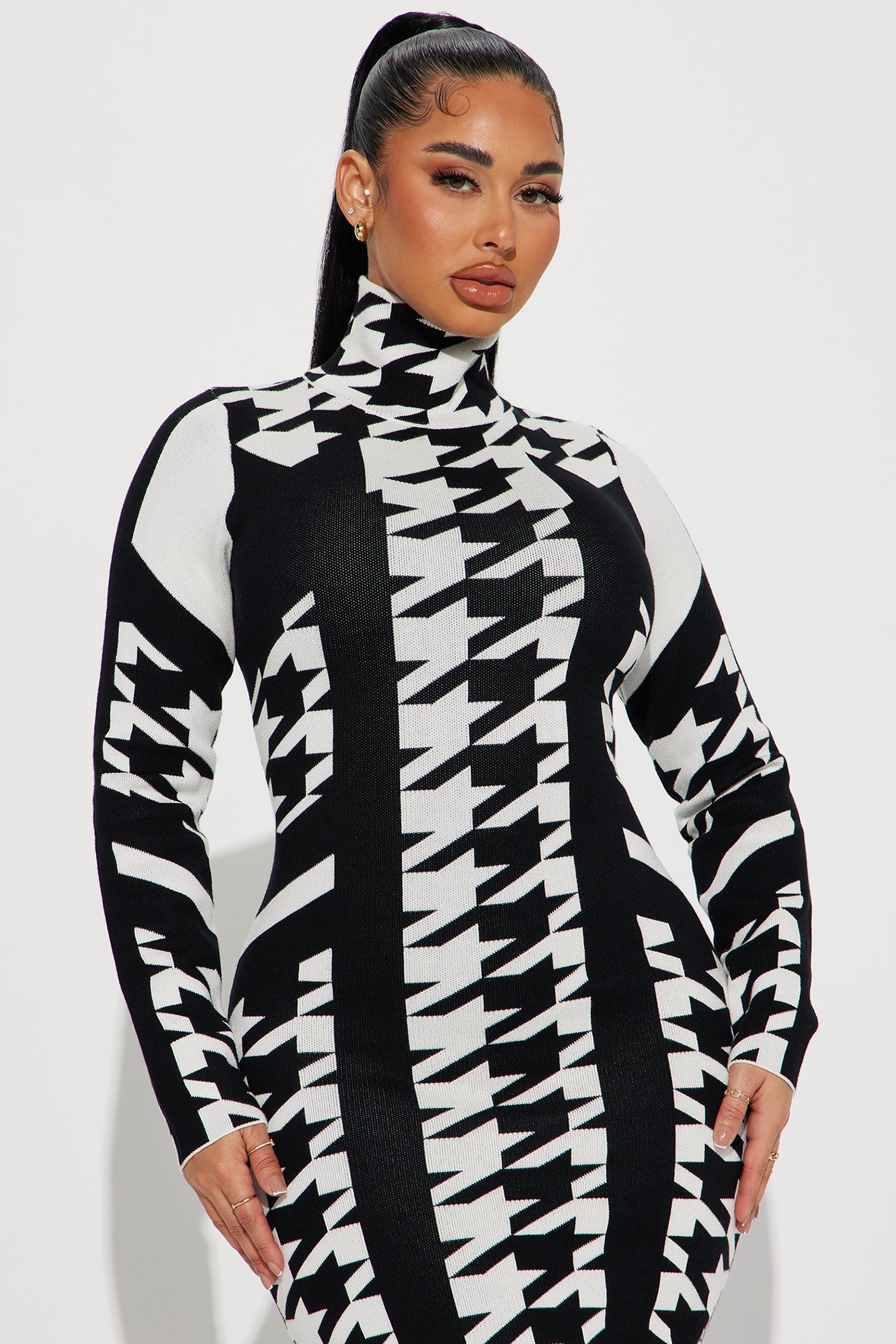 https://cdn.shopify.com/s/files/1/0293/9277/files/10-05-23Studio1_CB_MR_15-00-51_53_N1027_BlackWhite_2077_PXF.jpg?v=1697146959