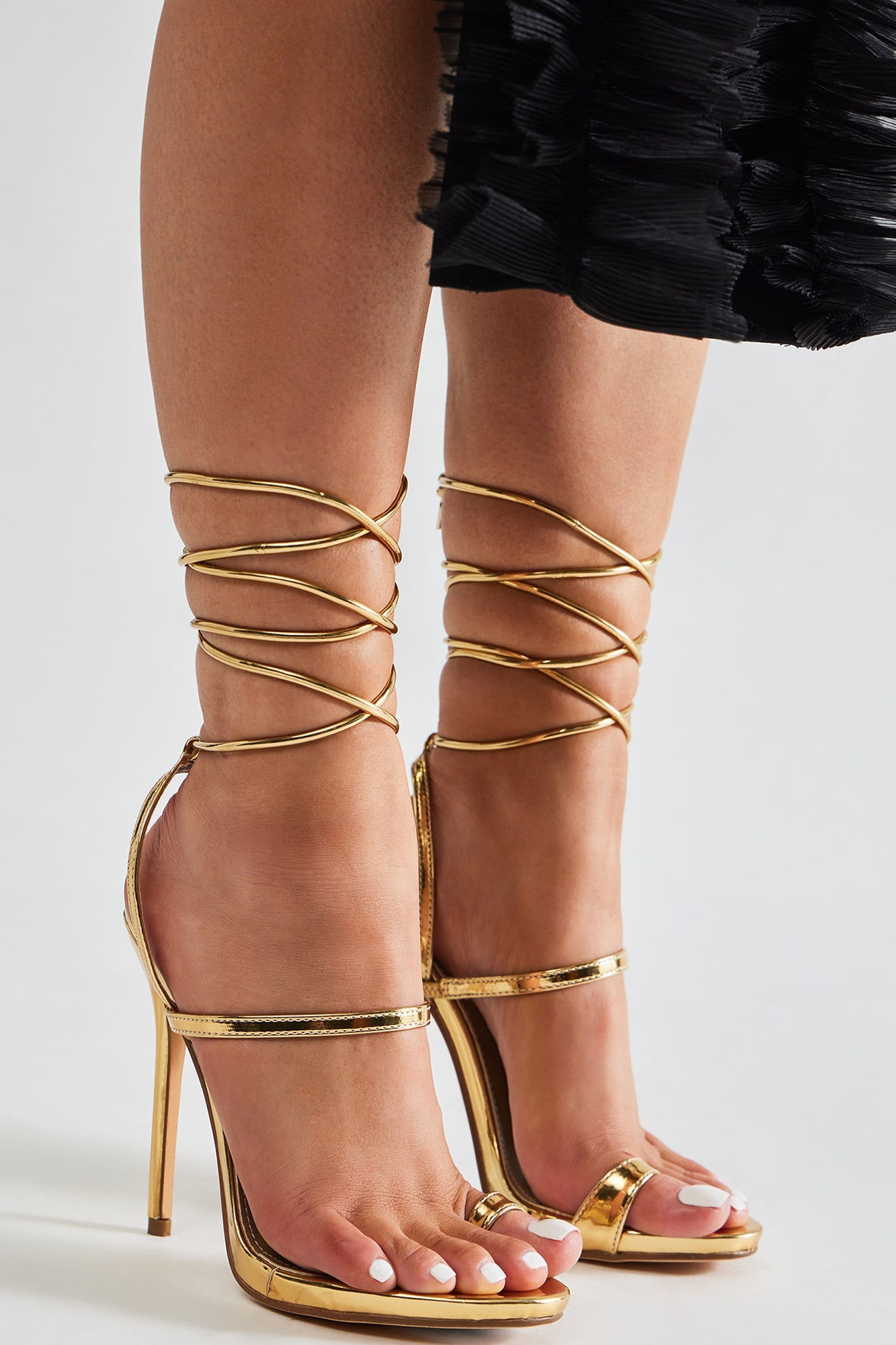 https://cdn.shopify.com/s/files/1/0293/9277/files/12-22-23_SHOES_21_SCAPE_Gold_TH_IM_14-28-29_67877_PXF.jpg?v=1720742608