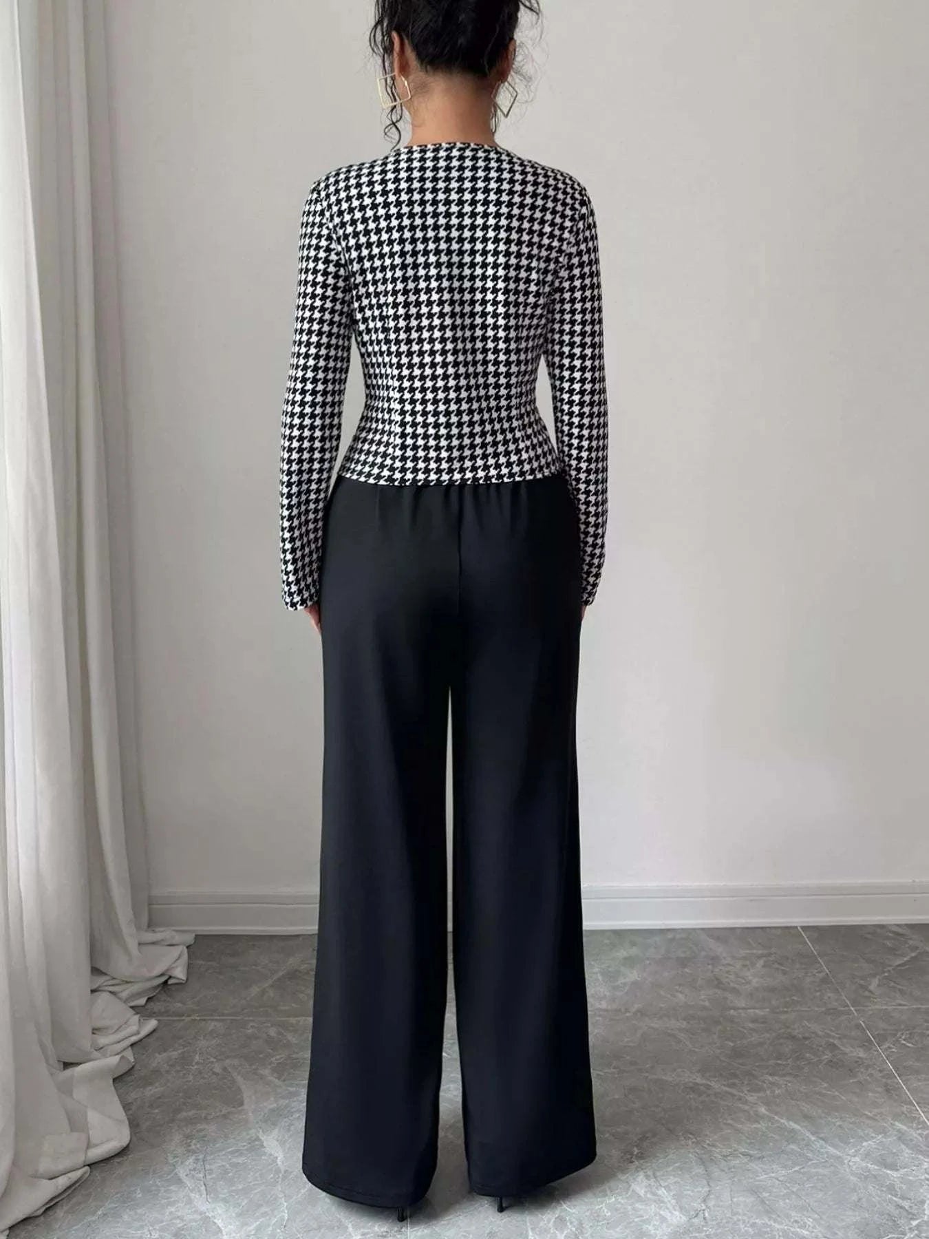 Houndstooth Blazer & Wide Leg Pants SetFeatures:Basic style
Number of pieces:Two-piece
Stretch:Slightly stretchy
Material composition:95% polyester, 5% elastane
Care instructions:Machine wash cold. TumbleHoundstooth Blazer & Wide Leg Pants