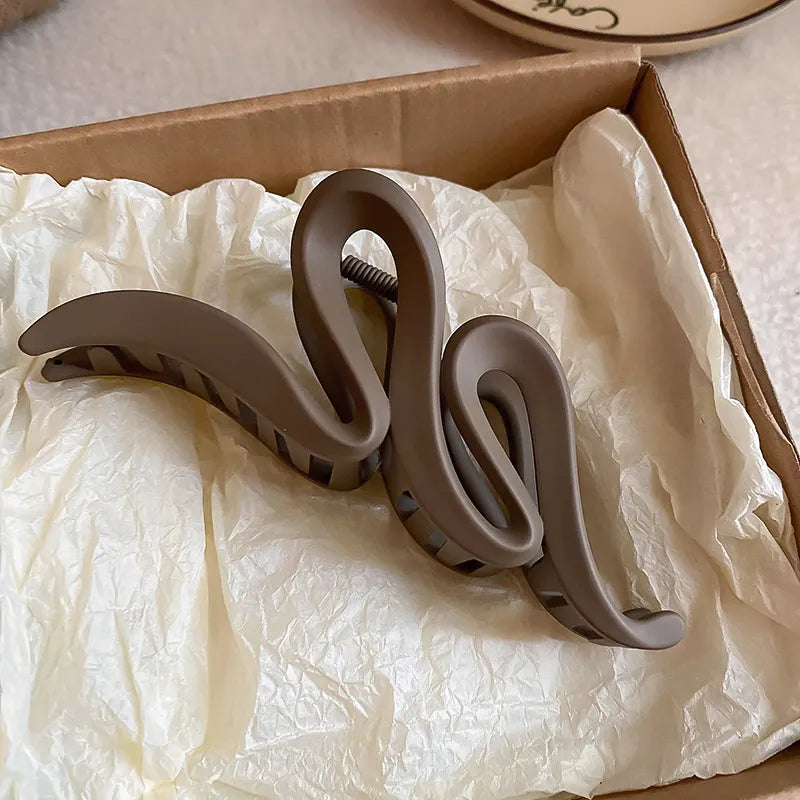 Alloy acrylic hair claw clip in matte brown with wavy design, 5.2-inch length and 1.6-inch width