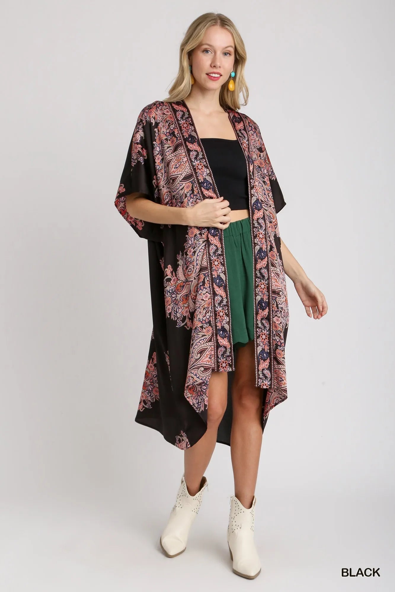 Woman wearing Umgee Satin Border Print short sleeve open front kimono with paisley floral design in black and burgundy tones