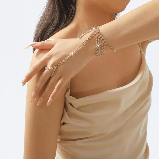 Rhinestone Fringe Hand Chain BraceletPieces:1-piece
Material:18K Gold-Plated,Iron,Rhinestone,Silver-plated
Care instructions:Avoid wearing during exercise, as sweat will react with the jewelry to producRhinestone Fringe Hand Chain