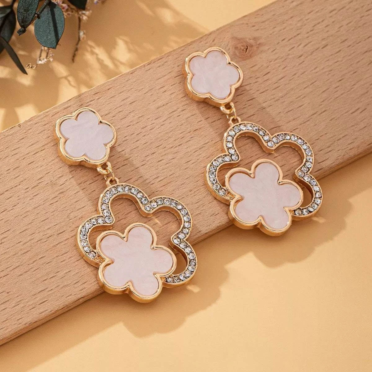 Lucky Clover Dangle Earrings with Rhinestone AccentsPieces:1-pair
Material:18K Gold-Plated,Resin,Zinc alloy,Rhinestone
Care instructions:Avoid wearing during exercise, as sweat will react with the jewelry to produce sLucky Clover Dangle Earrings