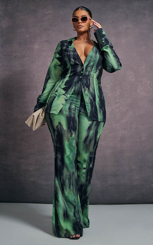 Plus Green Grunge Print Chiffon Flare TrousersElevate your after-dark style with these chiffon flare trousers, rendered in a hypnotic green grunge print. The fluid drape of the chiffon creates a sophisticated siRedemption By Ashley NorthPlus Green Grunge Print