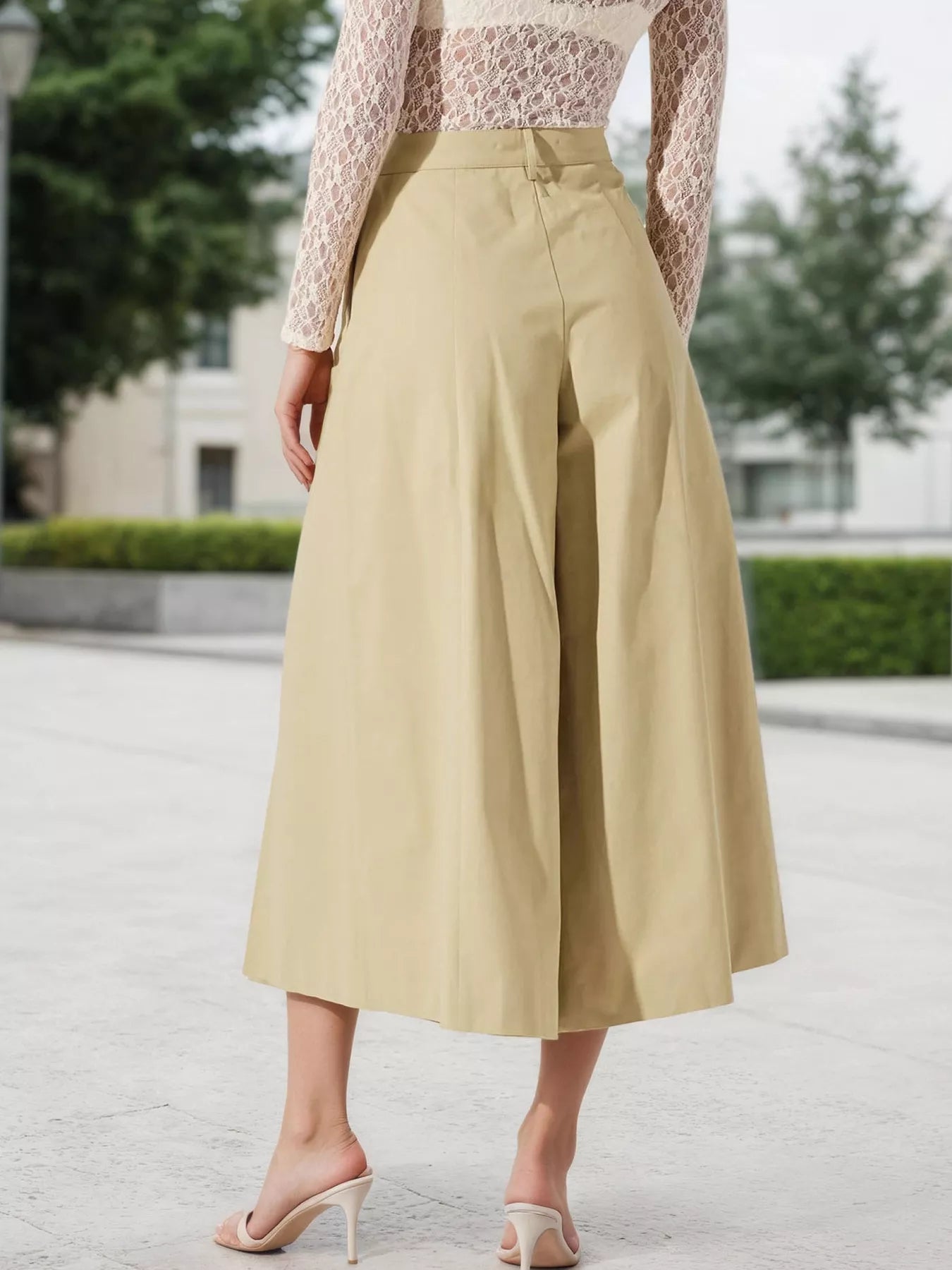 High-Waisted Pleated Wide-Leg Cropped Pants.