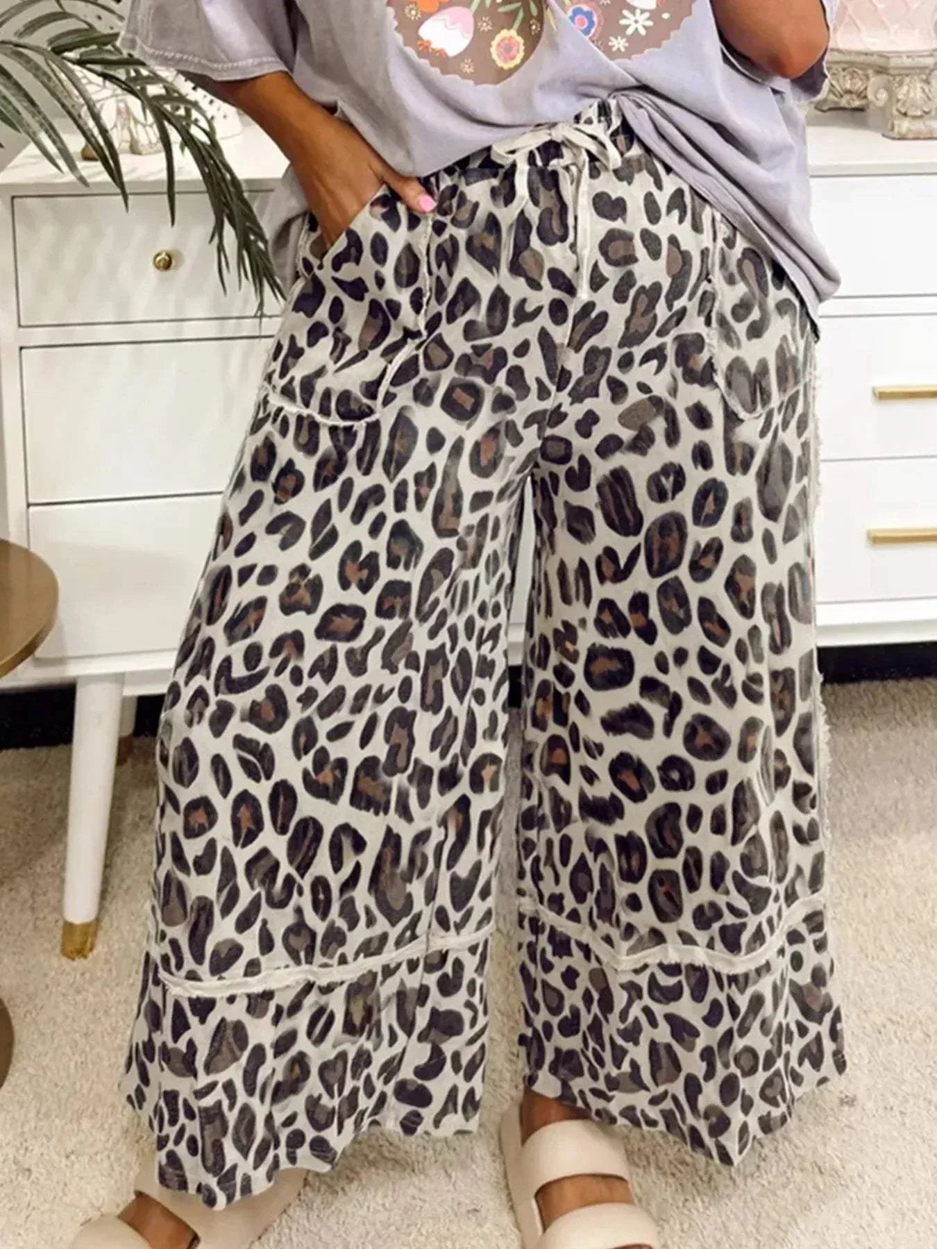 Leopard Print Wide Leg Drawstring PantsFeatures:Drawstring,Pocketed
Material composition:95% polyester, 5% elastane
Care instructions:Machine wash cold. Tumble dry low.
Imported
Product Measurements (MeasRedemption By Ashley NorthLeopard Print Wide Leg Pants