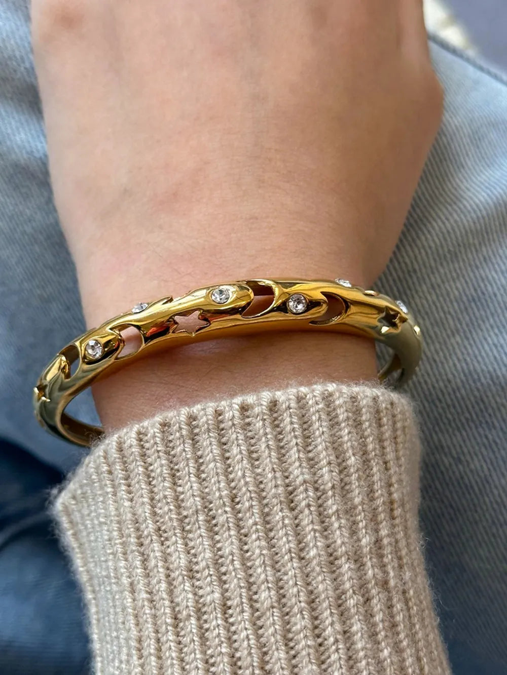 Stainless Steel Inlaid Rhinestone Cutout Bracelet.