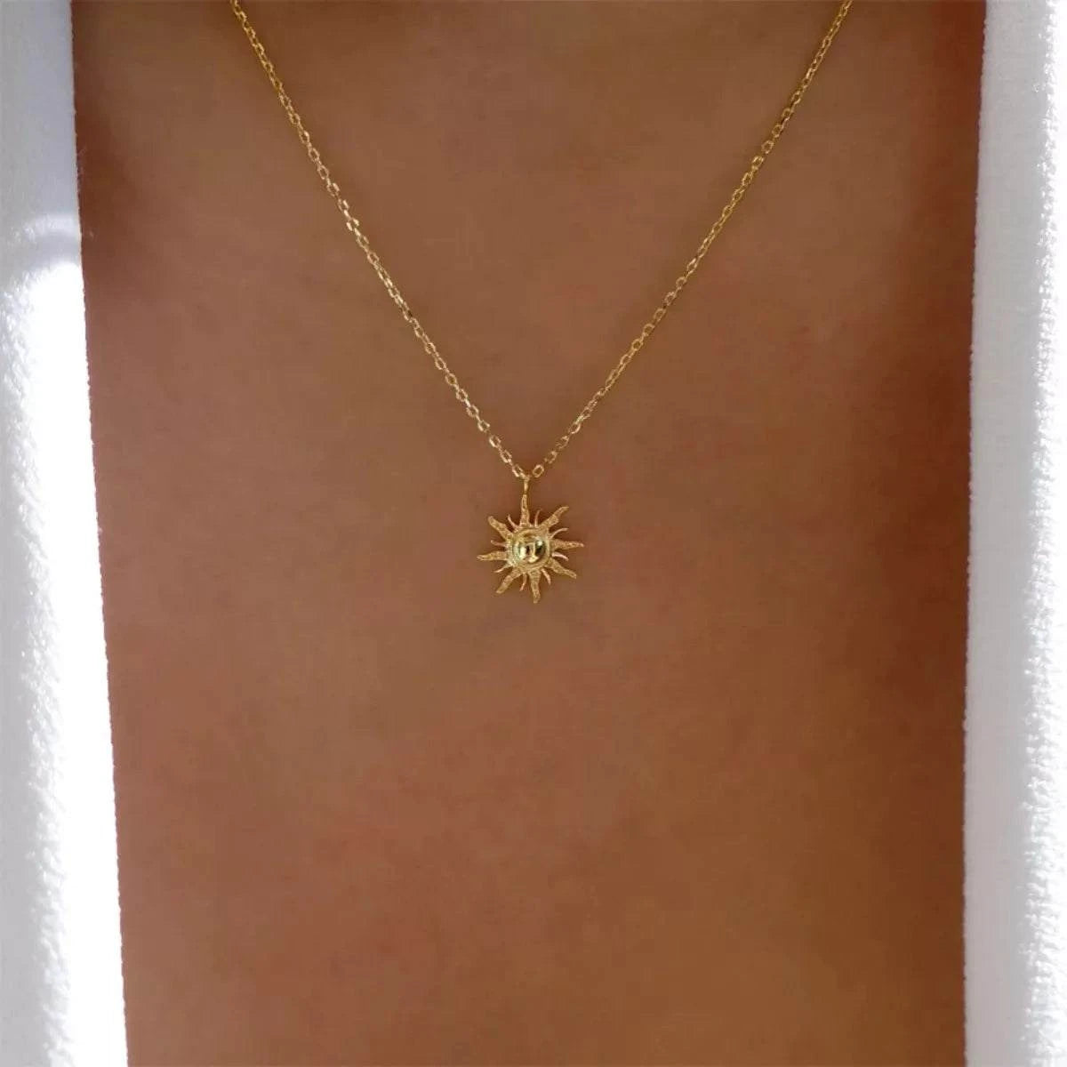 Sunburst Pendant NecklacePieces:1-piece
Material:18K Gold-Plated,Zinc alloy,Silver-plated
Care instructions:Avoid wearing during exercise, as sweat will react with the jewelry to produce silSunburst Pendant Necklace