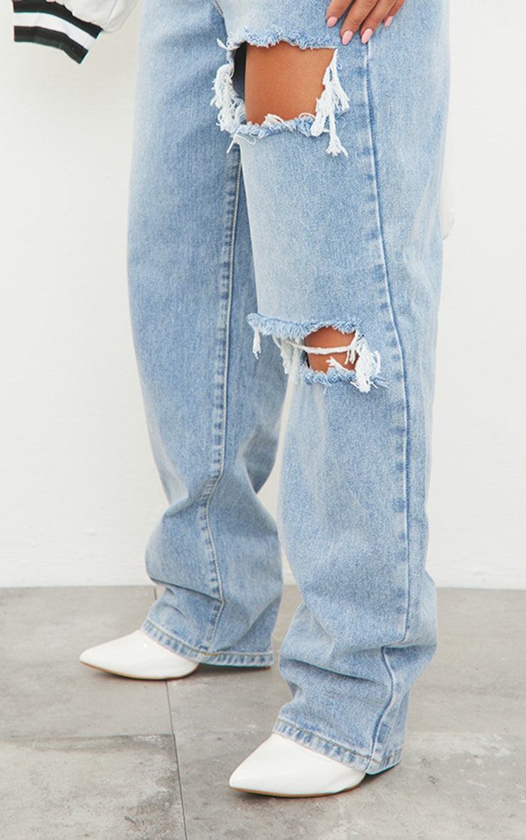 https://cdn-img.prettylittlething.com/d/2/6/4/d2640efd05411b80fc47e101539b48bd9d9258c9_CMM4756_4_prettylittlething_light_blue_wash_open_knee_boyfriend_jeans.jpg