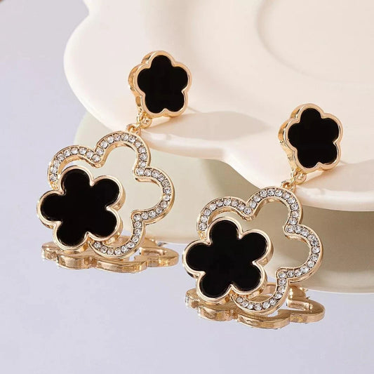 Lucky Clover Dangle Earrings with Rhinestone AccentsPieces:1-pair
Material:18K Gold-Plated,Resin,Zinc alloy,Rhinestone
Care instructions:Avoid wearing during exercise, as sweat will react with the jewelry to produce sLucky Clover Dangle Earrings